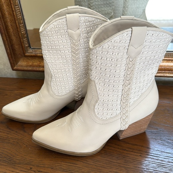 NWOT Dolce Vita Lacie Womens Cream Western Ankle Boots. Size 7.5. - Picture 3 of 10